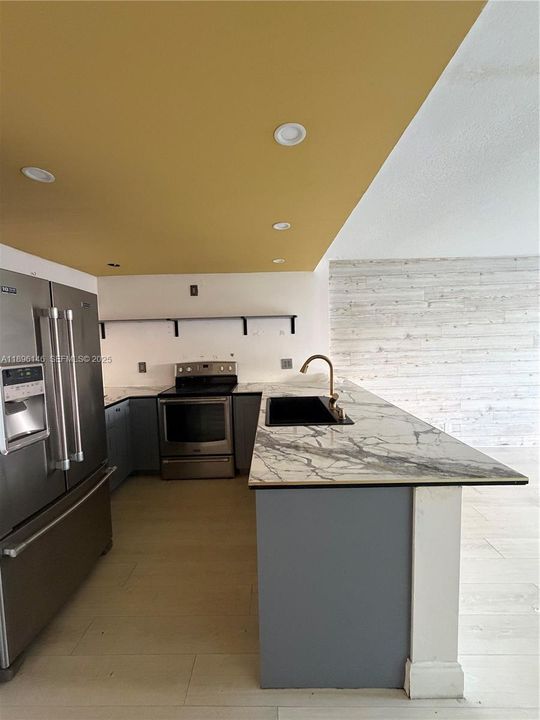 Active With Contract: $175,000 (1 beds, 2 baths, 1000 Square Feet)