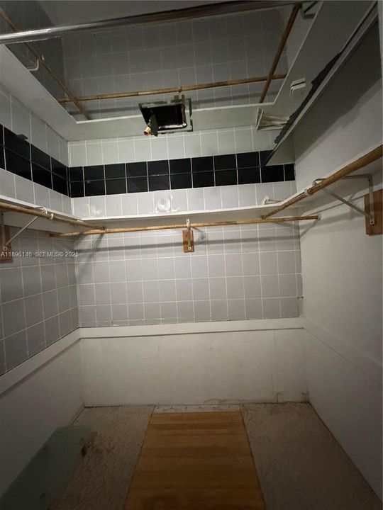 Active With Contract: $175,000 (1 beds, 2 baths, 1000 Square Feet)