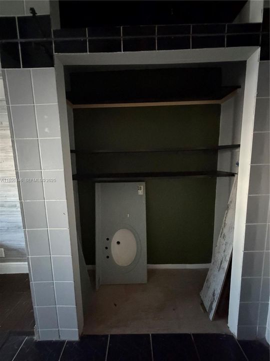 Active With Contract: $175,000 (1 beds, 2 baths, 1000 Square Feet)