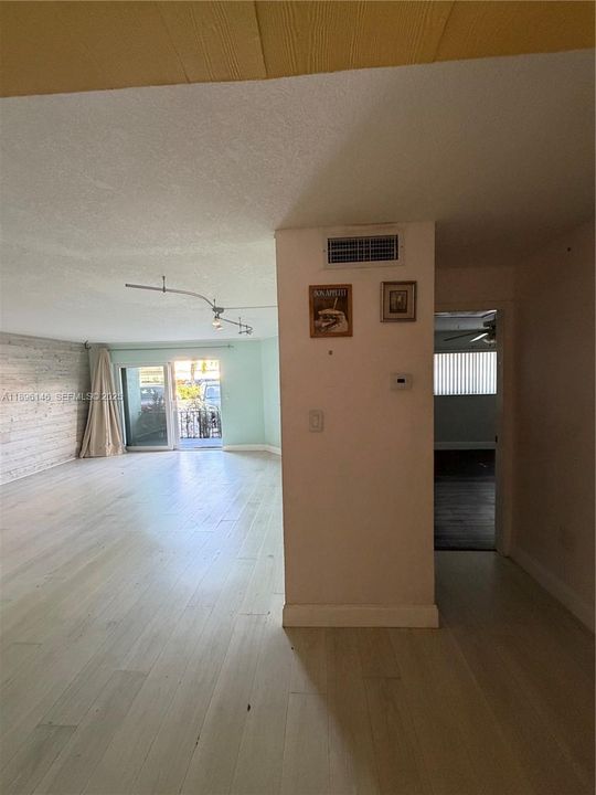 Active With Contract: $175,000 (1 beds, 2 baths, 1000 Square Feet)