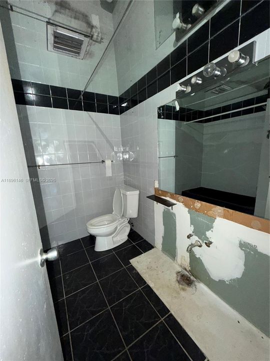 Active With Contract: $175,000 (1 beds, 2 baths, 1000 Square Feet)