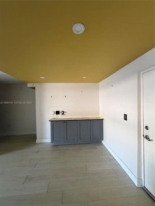 Active With Contract: $175,000 (1 beds, 2 baths, 1000 Square Feet)