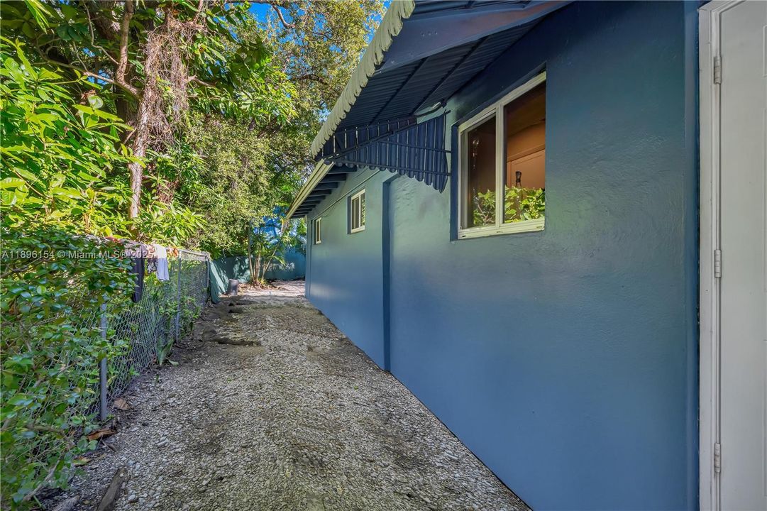 For Sale: $1,195,000 (3 beds, 1 baths, 1120 Square Feet)