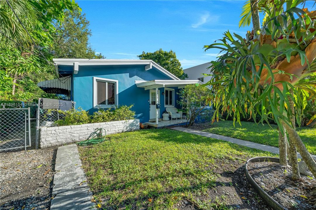 For Sale: $1,195,000 (3 beds, 1 baths, 1120 Square Feet)