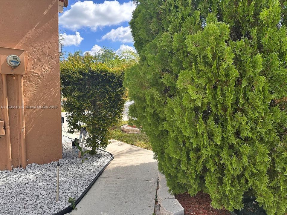 Active With Contract: $2,900 (3 beds, 2 baths, 1579 Square Feet)