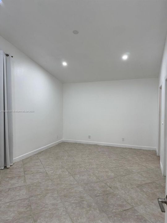 Active With Contract: $2,900 (3 beds, 2 baths, 1579 Square Feet)
