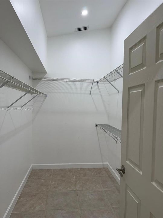 Active With Contract: $2,900 (3 beds, 2 baths, 1579 Square Feet)