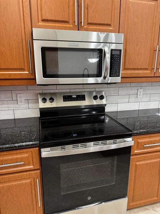 Active With Contract: $2,900 (3 beds, 2 baths, 1579 Square Feet)