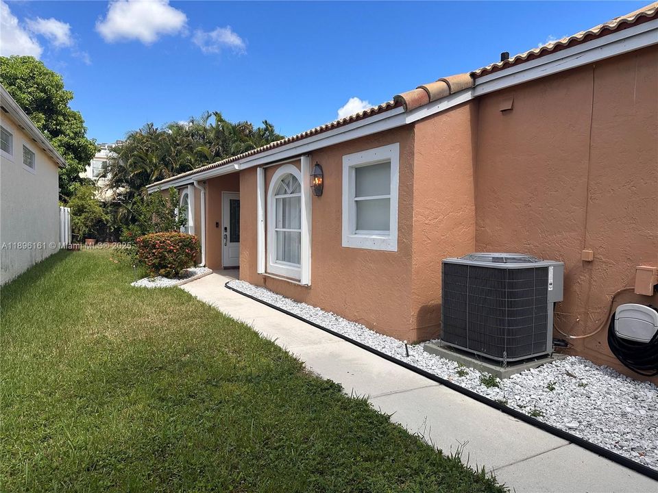 Active With Contract: $2,900 (3 beds, 2 baths, 1579 Square Feet)