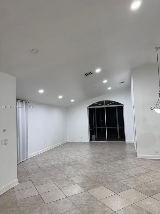 Active With Contract: $2,900 (3 beds, 2 baths, 1579 Square Feet)