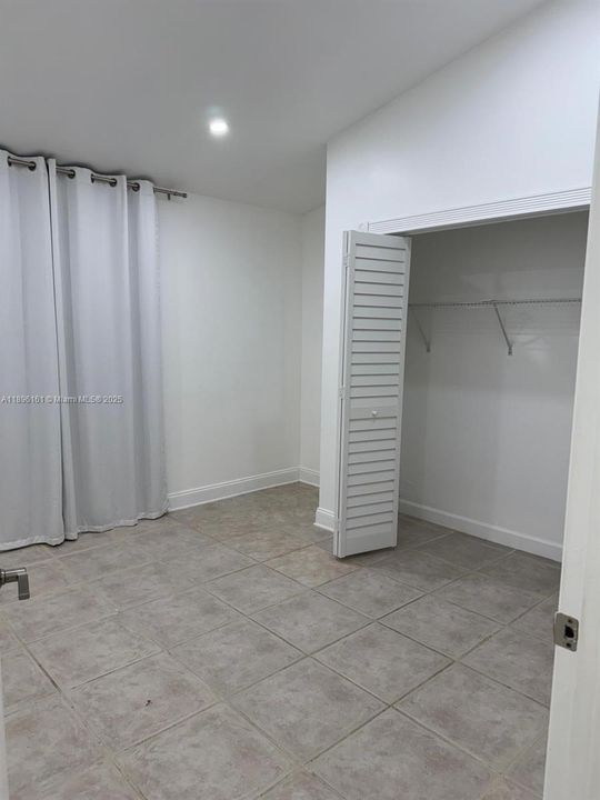Active With Contract: $2,900 (3 beds, 2 baths, 1579 Square Feet)