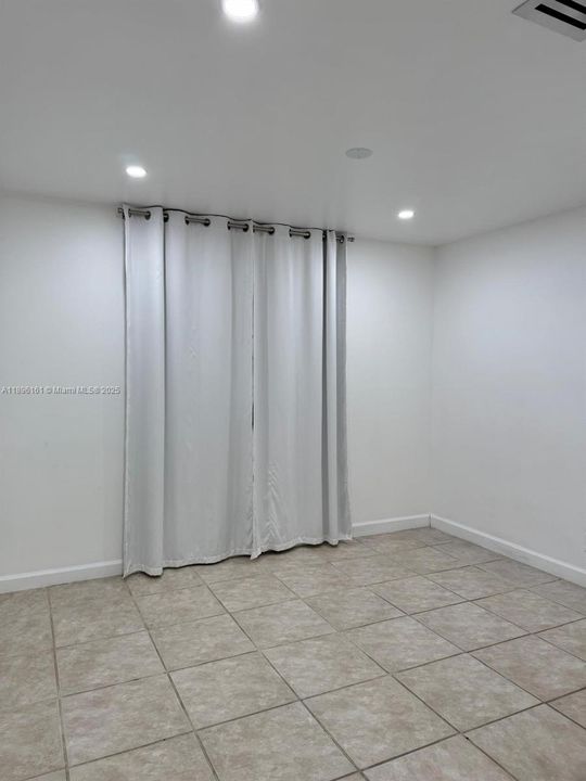 Active With Contract: $2,900 (3 beds, 2 baths, 1579 Square Feet)