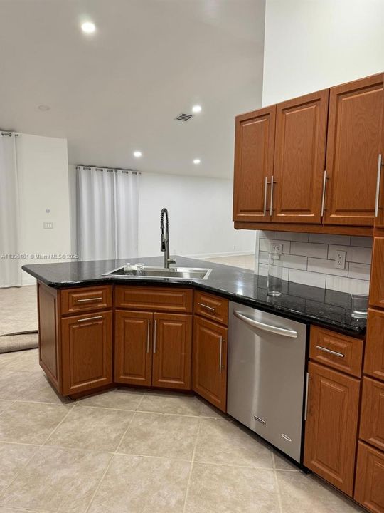 Active With Contract: $2,900 (3 beds, 2 baths, 1579 Square Feet)