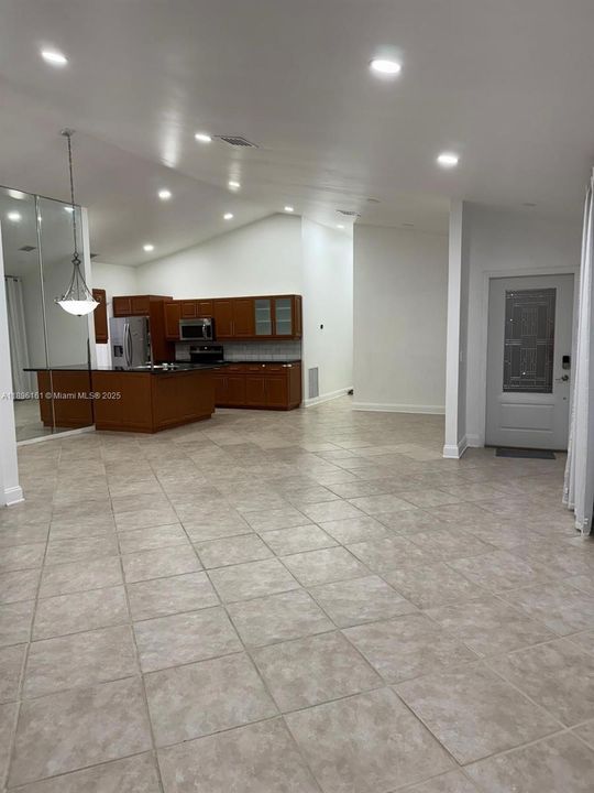 Active With Contract: $2,900 (3 beds, 2 baths, 1579 Square Feet)