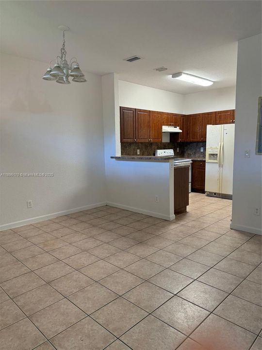 合同活跃: $220,000 (2 贝兹, 2 浴室, 1224 平方英尺)