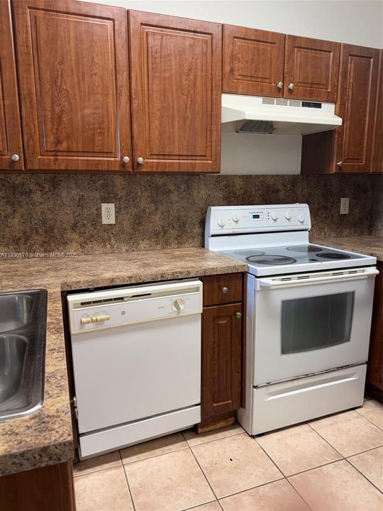 合同活跃: $220,000 (2 贝兹, 2 浴室, 1224 平方英尺)