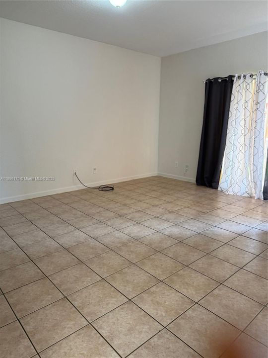 合同活跃: $220,000 (2 贝兹, 2 浴室, 1224 平方英尺)