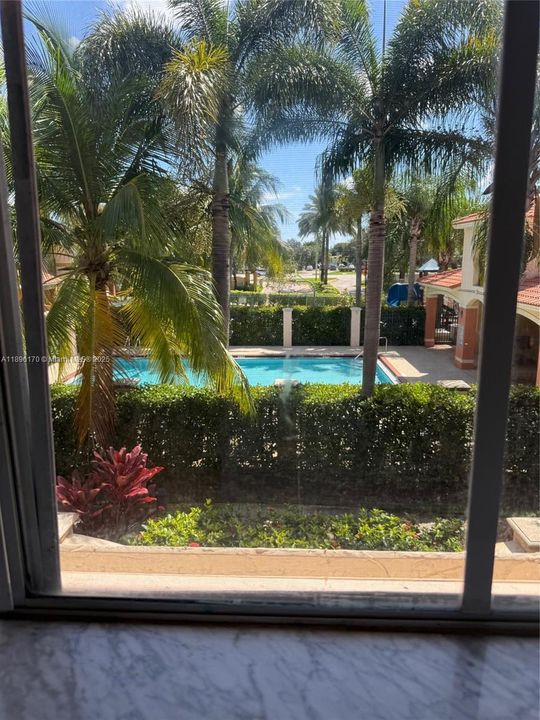 合同活跃: $220,000 (2 贝兹, 2 浴室, 1224 平方英尺)