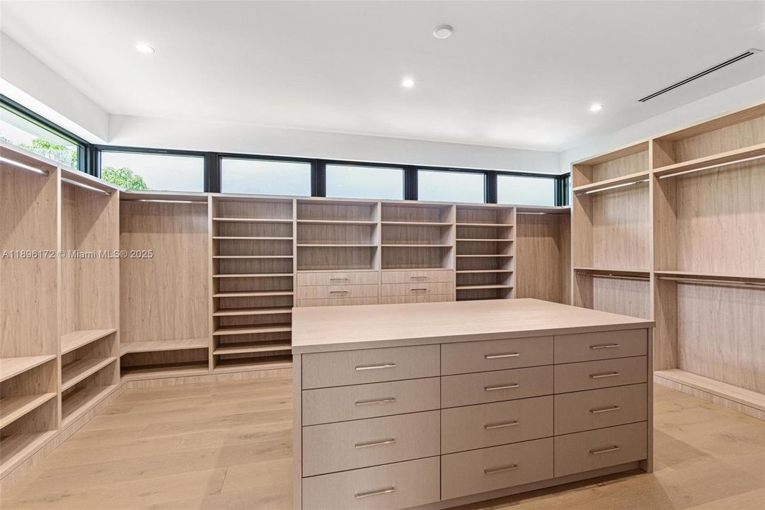 For Sale: $6,500,000 (6 beds, 6 baths, 7263 Square Feet)