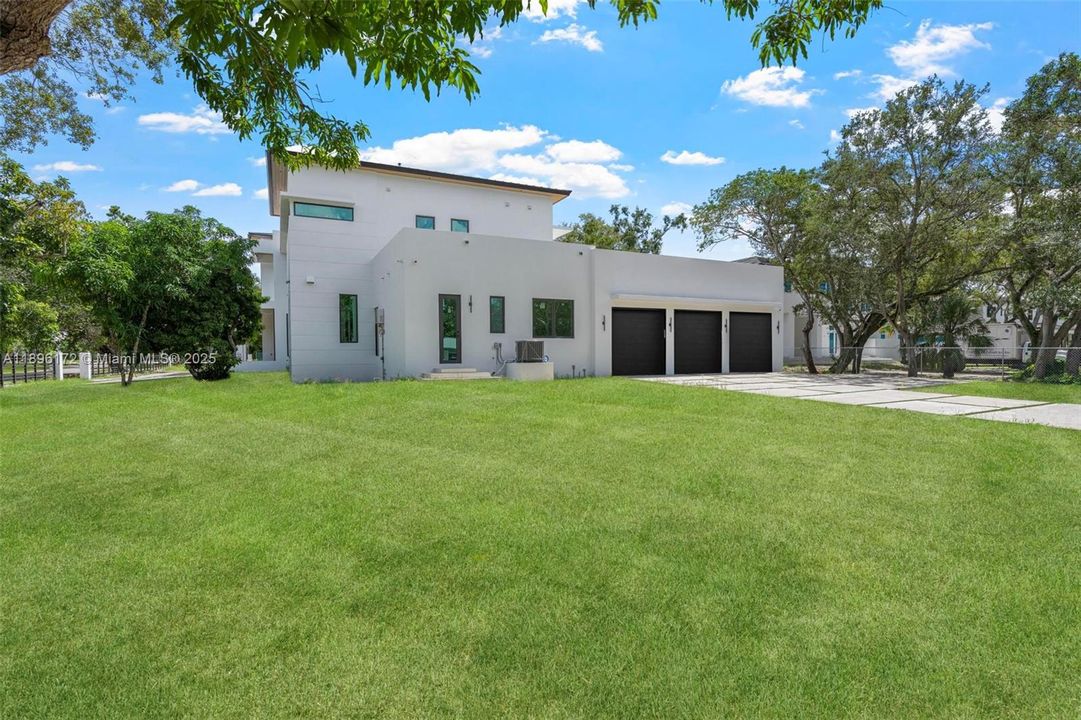 For Sale: $6,500,000 (6 beds, 6 baths, 7263 Square Feet)