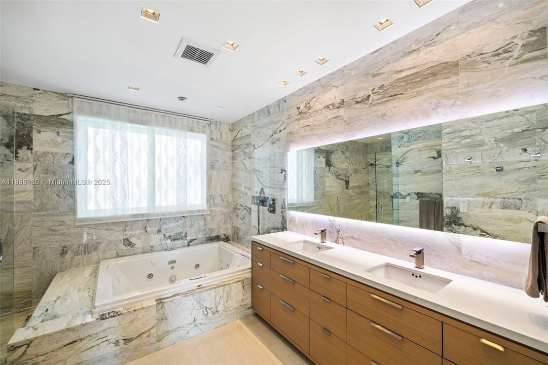 На продажу: $10,000,000 (4 спален, 3 ванн, 2779 Квадратных фут)