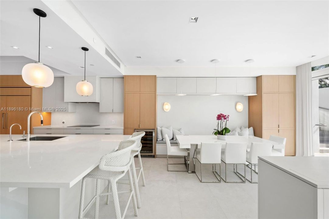 На продажу: $10,000,000 (4 спален, 3 ванн, 2779 Квадратных фут)