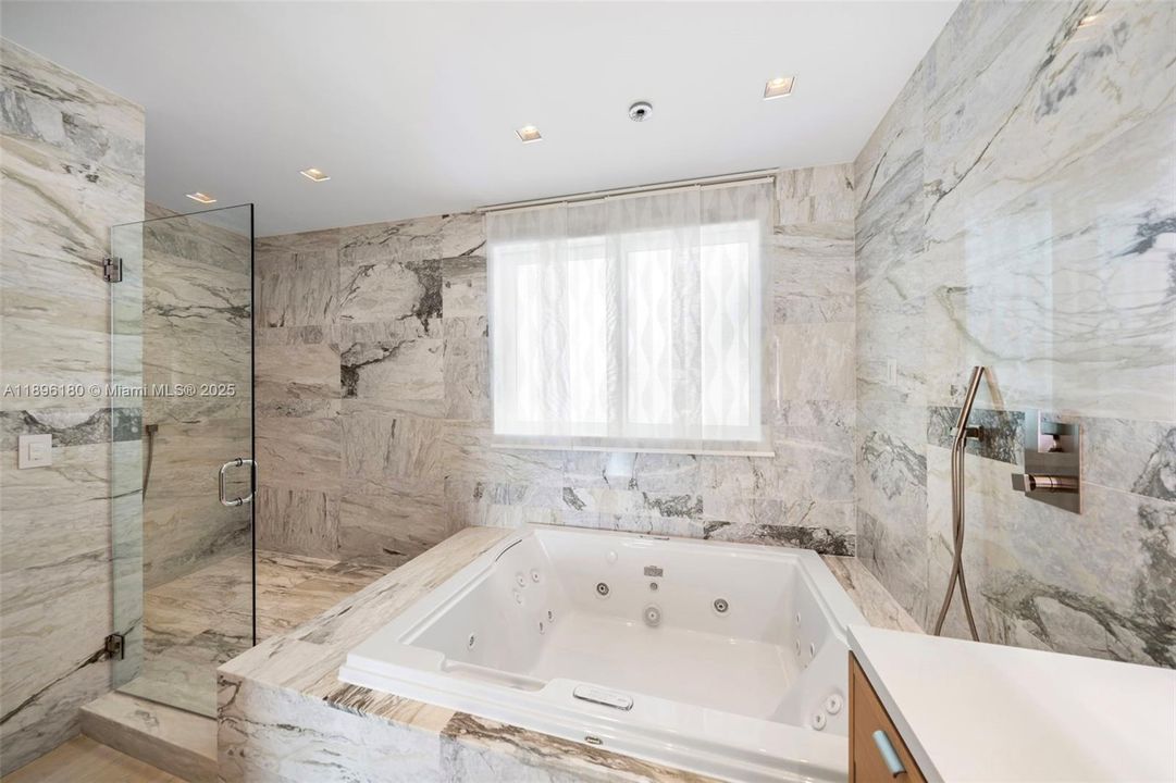 На продажу: $10,000,000 (4 спален, 3 ванн, 2779 Квадратных фут)