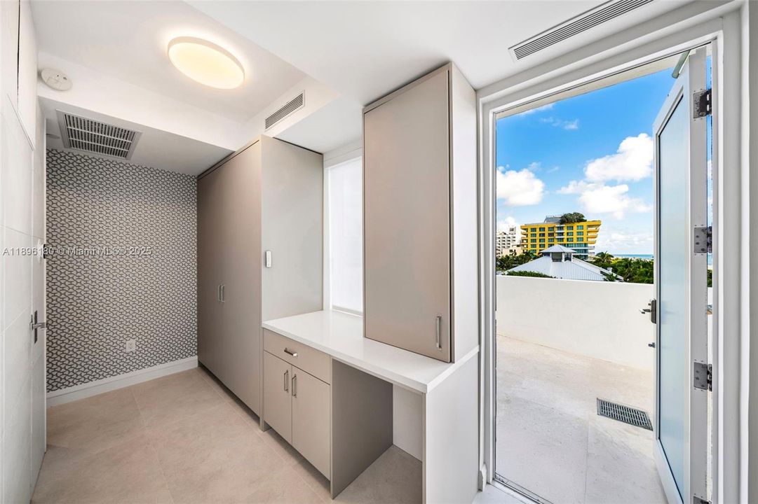 На продажу: $10,000,000 (4 спален, 3 ванн, 2779 Квадратных фут)