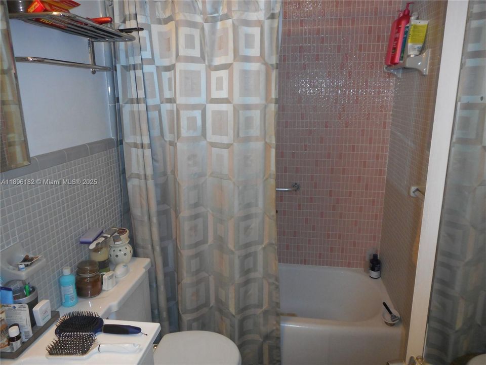 待售: $309,000 (1 贝兹, 1 浴室, 919 平方英尺)