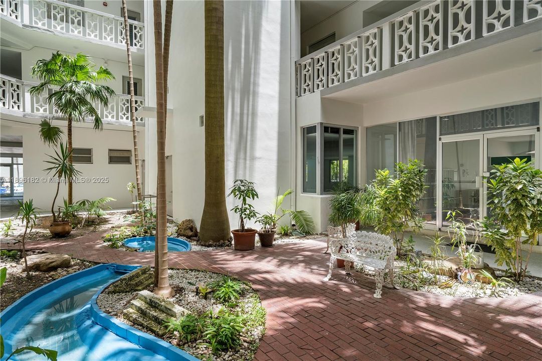 待售: $309,000 (1 贝兹, 1 浴室, 919 平方英尺)