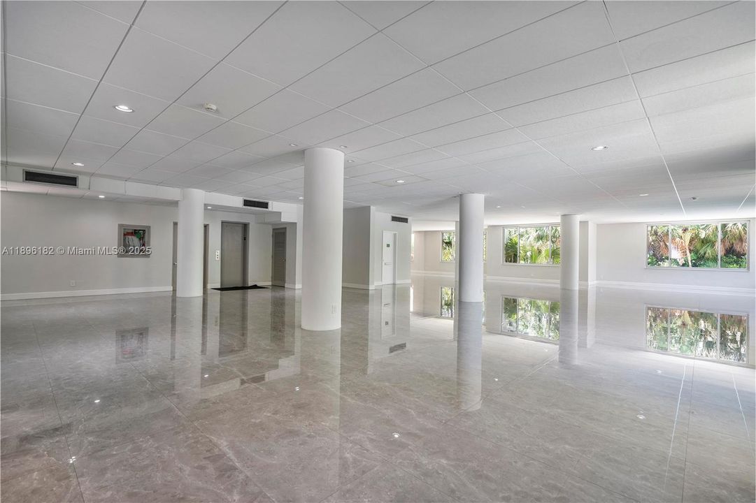 待售: $309,000 (1 贝兹, 1 浴室, 919 平方英尺)