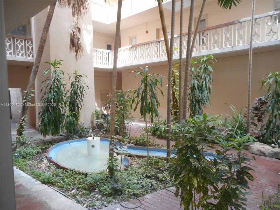 待售: $309,000 (1 贝兹, 1 浴室, 919 平方英尺)