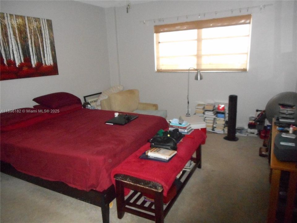 待售: $309,000 (1 贝兹, 1 浴室, 919 平方英尺)