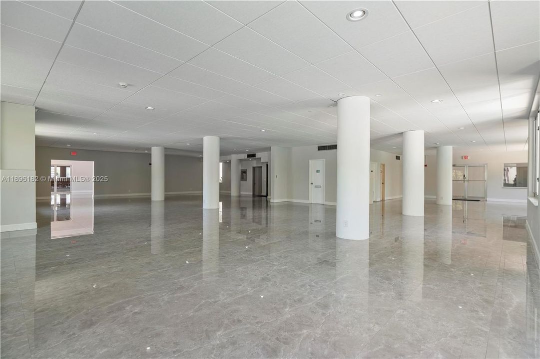 待售: $309,000 (1 贝兹, 1 浴室, 919 平方英尺)