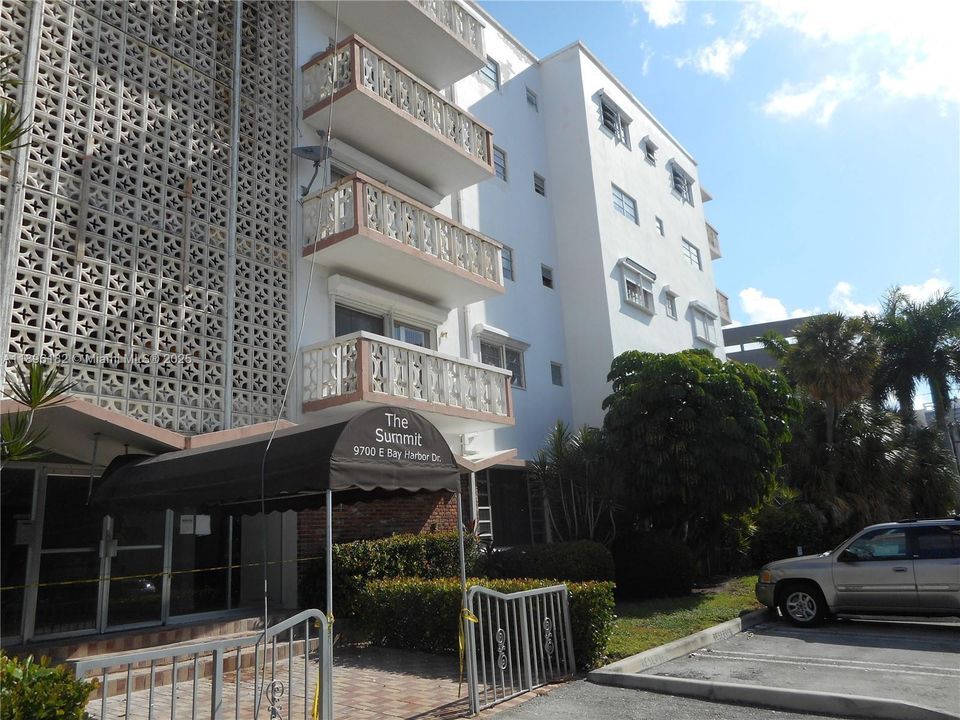 待售: $309,000 (1 贝兹, 1 浴室, 919 平方英尺)