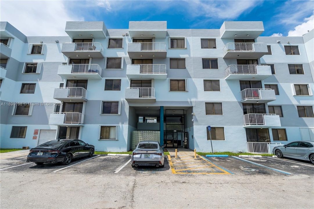 Active With Contract: $2,250 (2 beds, 2 baths, 992 Square Feet)