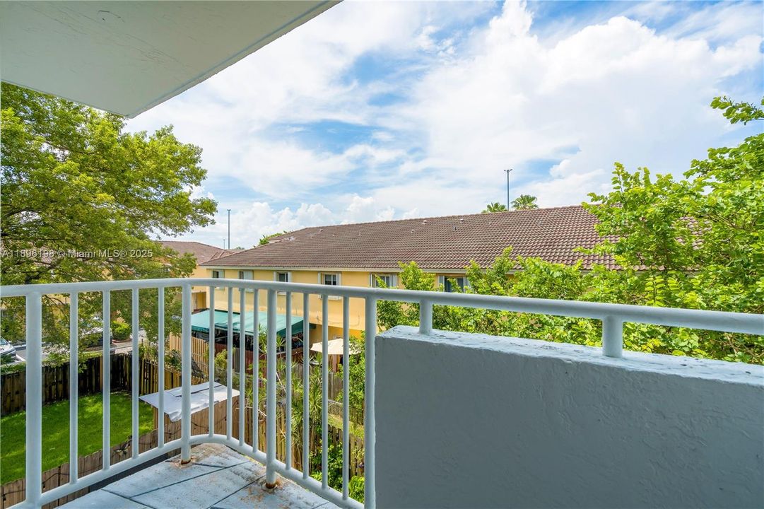 Active With Contract: $2,250 (2 beds, 2 baths, 992 Square Feet)