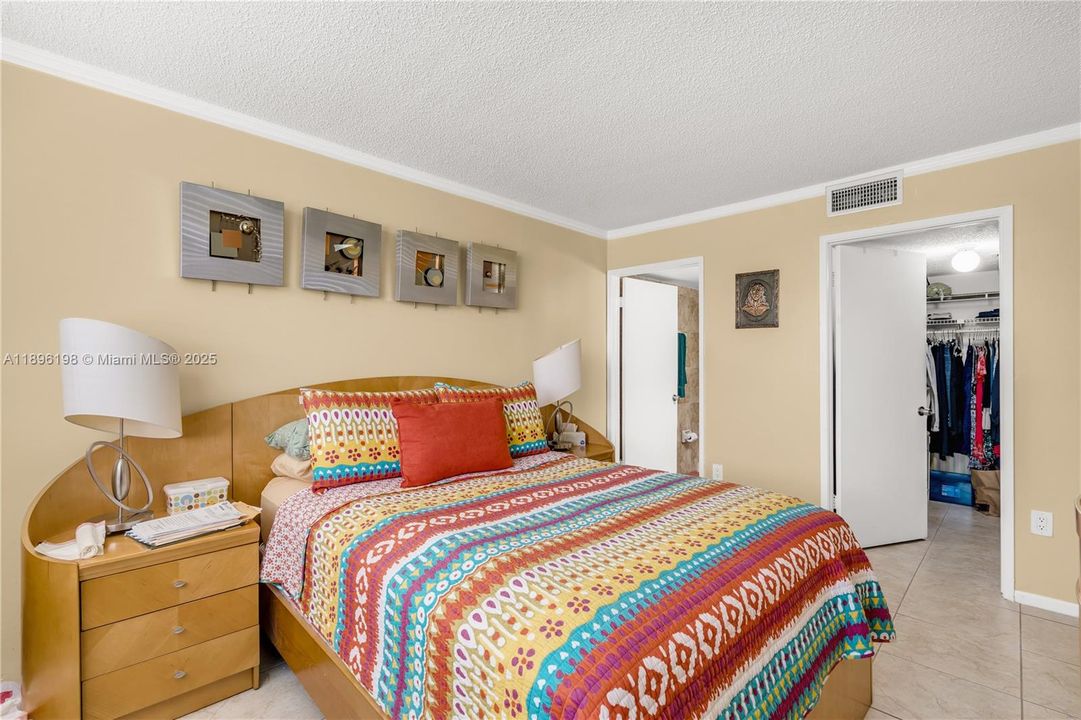 Active With Contract: $2,250 (2 beds, 2 baths, 992 Square Feet)