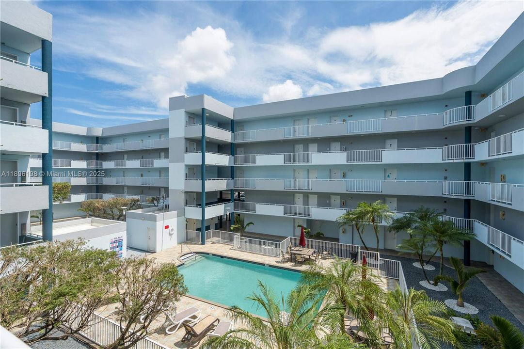 Active With Contract: $2,250 (2 beds, 2 baths, 992 Square Feet)