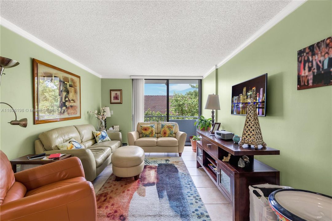 Active With Contract: $2,250 (2 beds, 2 baths, 992 Square Feet)