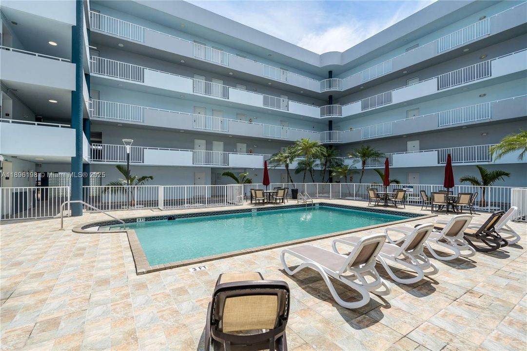 Active With Contract: $2,250 (2 beds, 2 baths, 992 Square Feet)