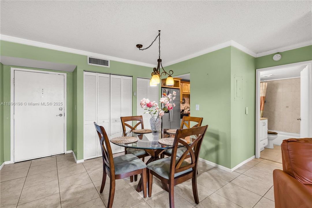 Active With Contract: $2,250 (2 beds, 2 baths, 992 Square Feet)