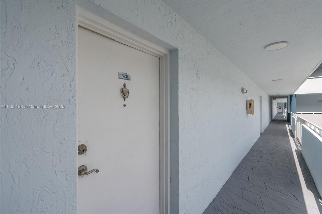 Active With Contract: $2,250 (2 beds, 2 baths, 992 Square Feet)