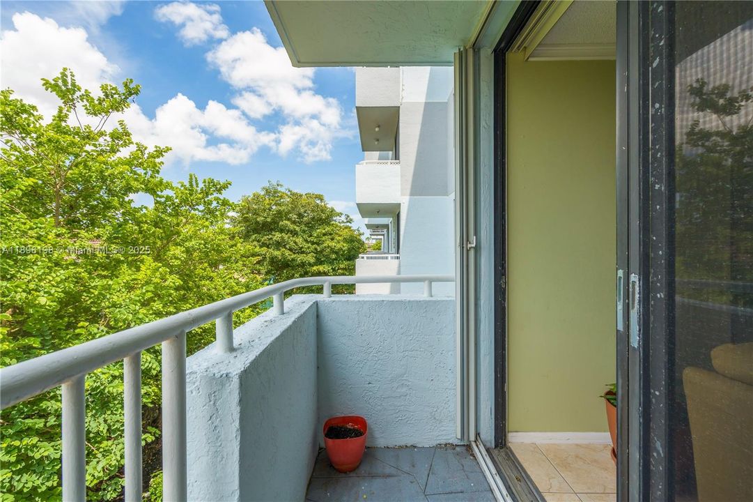 Active With Contract: $2,250 (2 beds, 2 baths, 992 Square Feet)