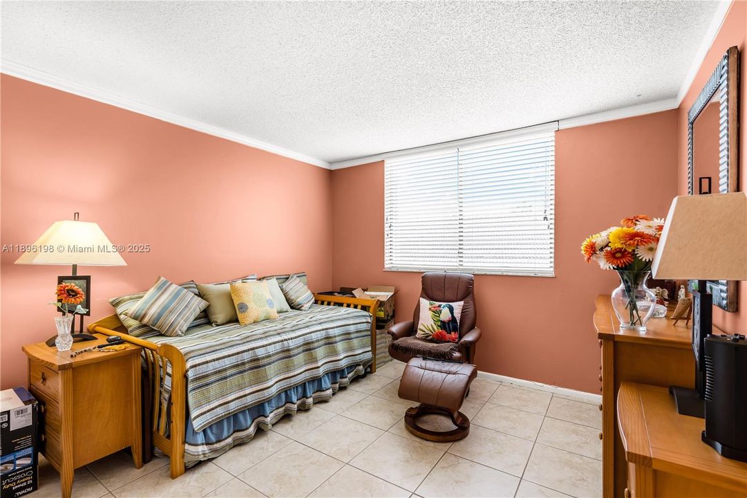 Active With Contract: $2,250 (2 beds, 2 baths, 992 Square Feet)