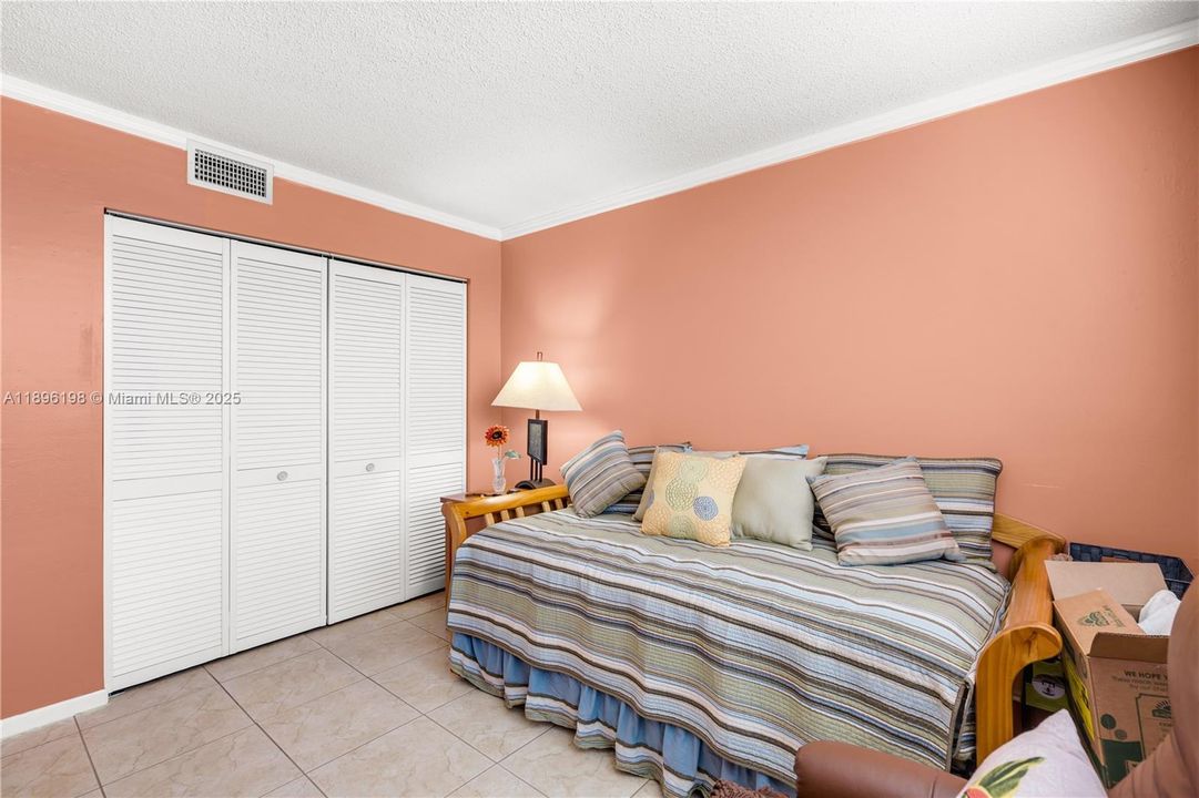 Active With Contract: $2,250 (2 beds, 2 baths, 992 Square Feet)