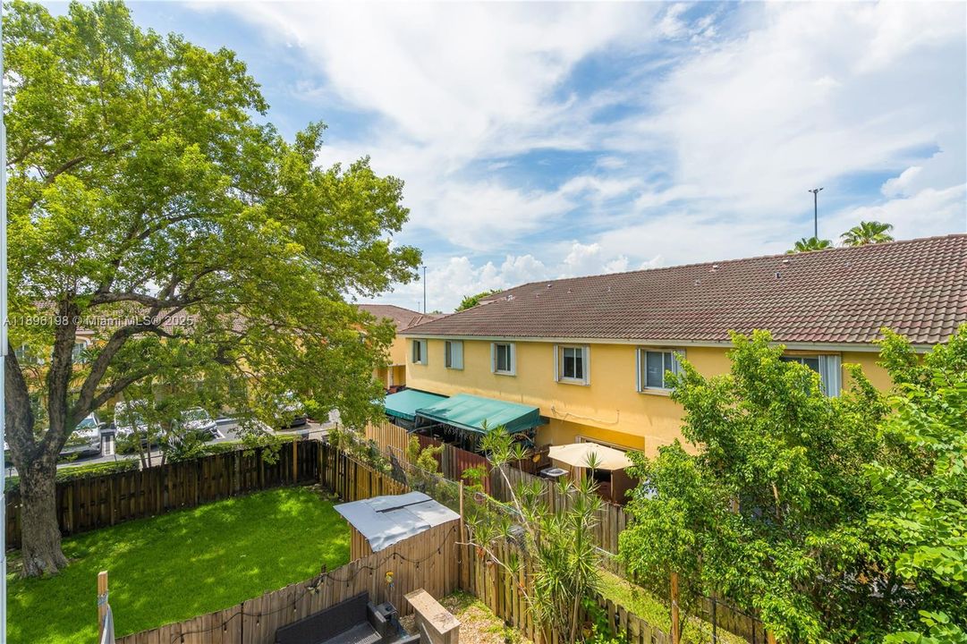 Active With Contract: $2,250 (2 beds, 2 baths, 992 Square Feet)