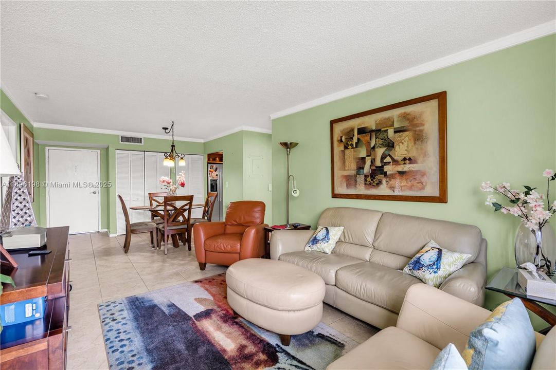 Active With Contract: $2,250 (2 beds, 2 baths, 992 Square Feet)