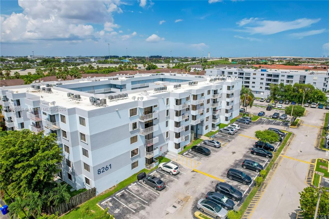 Active With Contract: $2,250 (2 beds, 2 baths, 992 Square Feet)