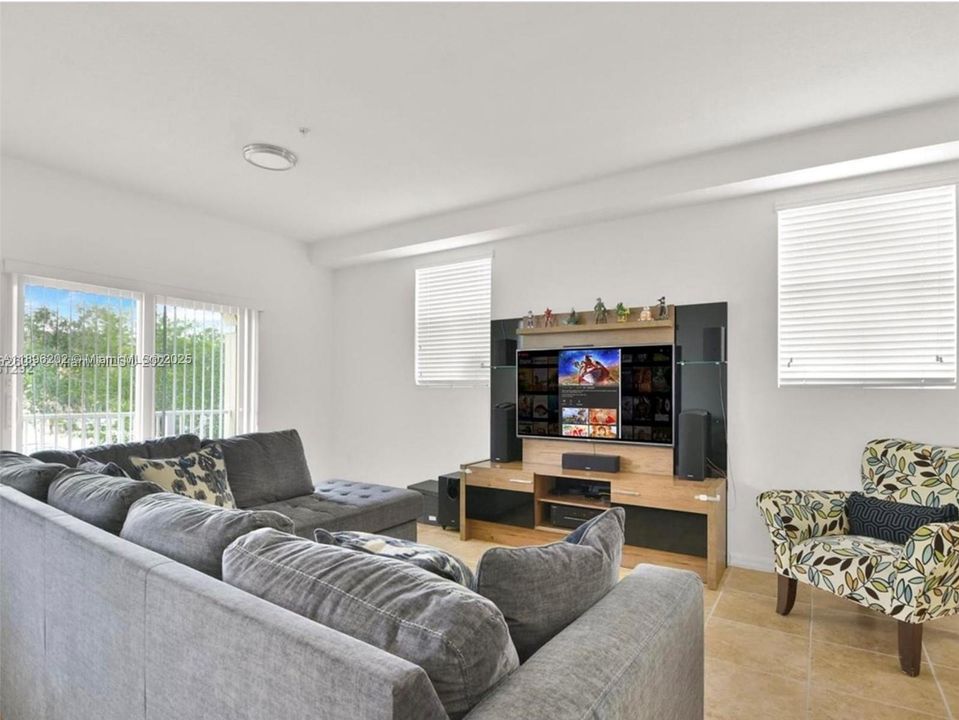 Recently Rented: $2,600 (3 beds, 2 baths, 1256 Square Feet)